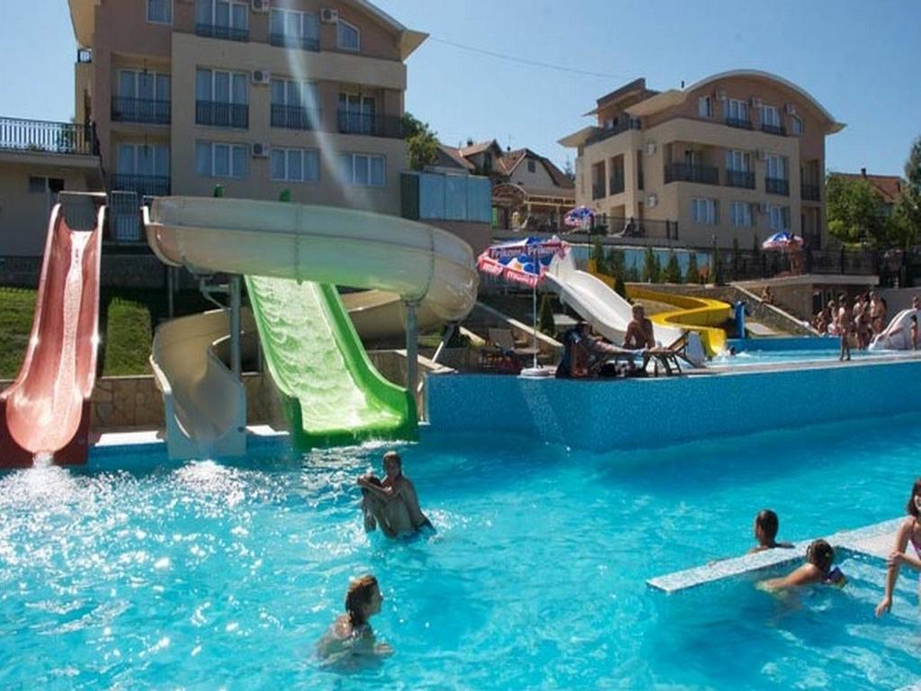 Sunny Hill Apartments & Aqua Park Vrnjačka Banja Buitenkant foto